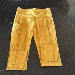 Women's Mustard Yellow Capri Cargo Leggings